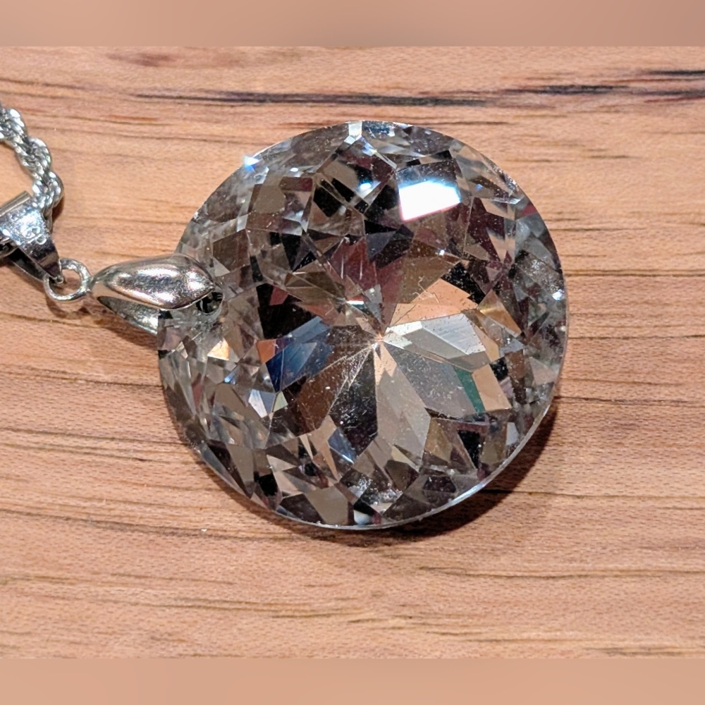 Elegant SilverNecklace With Crystal Pendant